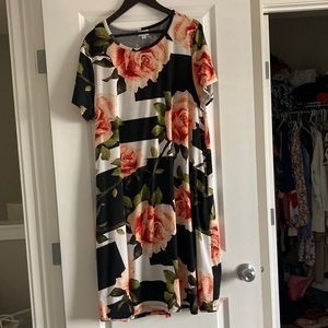 Beautiful Floral Dress with Pockets 2XL. Never been worn!!